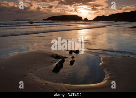 Sonnenuntergang im Spätsommer am Urlaubsort an der Küste und Strand am Marloes Sands Pembrokeshire Coast National Park Süd-west wales uk Stockfoto