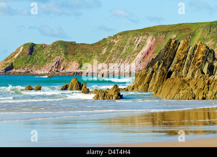 Urlaubsort an der Küste Strand am Marloes Sands Pembrokeshire Coast National Park im Spätsommer Stockfoto