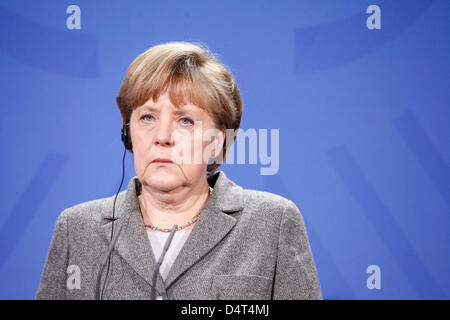 Angela Merkel (CDU), Bundeskanzlerin, in Berlin.Berlin, 18 abgebildet. Maerz 2013. Pressekonferenz Mit Bundesfinanzminister Wolfgang Schäuble Und Bundesbankpräsident Jens Weidmann Anlässlich der Auftaktsitzung des Neu Geschaffenen Ausschusses Für Finanzstabilität. Der Ausschuss Soll Die Deutschen Banken Und Das Finanzsystem Überwachen.  / Berlin, 18. März 2013. Pressekonferenz mit Bundesfinanzminister Wolfgang Schaeuble und Bundesbankpräsident Jens Weidmann anlässlich der Eröffnungsveranstaltung der die neu geschaffene Ausschuss für Finanzstabilität. Der Ausschuss wird das deutsche Verbot überwachen. Stockfoto