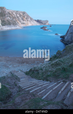 Südküste von England. Stufen führen die Klippe hinunter an den Strand, an der St. Oswald-Bucht in der Nähe von Durdle Door. Der Jurassic Coast, Dorset, Vereinigtes Königreich. Stockfoto