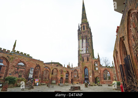 Blick in Richtung der Westturm und Spire innerhalb der zerstörten Kathedrale Kirche von St Michael Coventry West Midlands UK Stockfoto