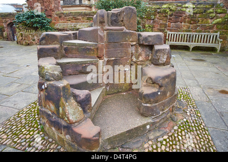 Schritte von der alten Kanzel Kathedrale Kirche von St Michael Coventry UK Stockfoto