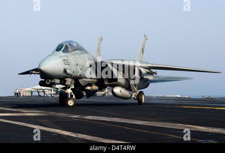 Ein F - 14D Tomcat auf dem Flugdeck der USS Theodore Roosevelt. Stockfoto