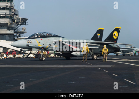 Ein F - 14D Tomcat auf dem Flugdeck der USS Theodore Roosevelt. Stockfoto