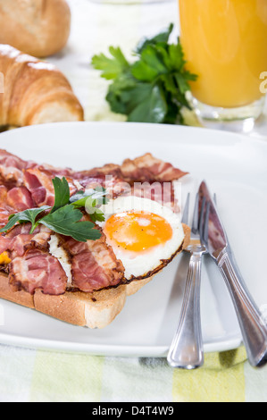 Gebratenes Ei-Sandwich auf einer Platte Stockfoto