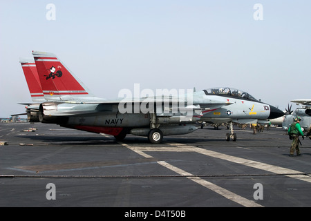 Ein F - 14D Tomcat auf dem Flugdeck der USS Theodore Roosevelt. Stockfoto