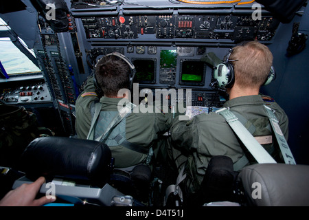 Flieger bei der Arbeit in einer MC - 130H Combat Talon II. Stockfoto