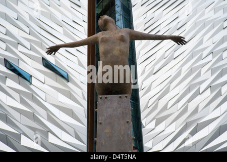 Rowan Gillespie Skulptur Titanica vor dem Titanic Museum in Belfast. Stockfoto
