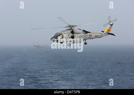 Ein SH-60J Seahawk während einer vertikalen Nachschub im arabischen Meer. Stockfoto