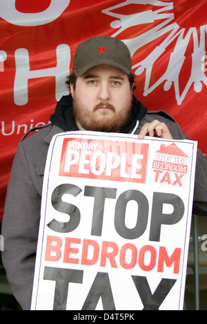 16 / 03 / 2013 Belfast, Nordirland. Ein Demonstrant hält ein Plakat "Stop die Schlafzimmer-Steuer" außerhalb der Student Union building Stockfoto