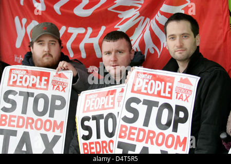 16 / 03 / 2013 Belfast, Nordirland. Demonstranten versammeln sich vor der Schüler Union Gebäude gegen die vorgeschlagene Schlafzimmer-Steuer Stockfoto