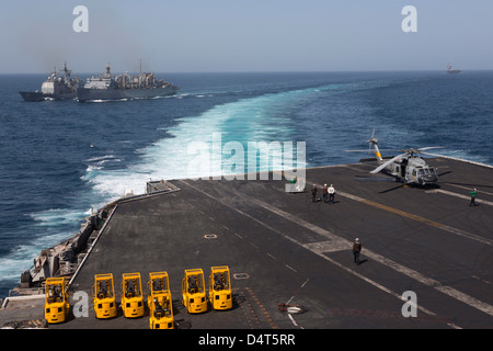 US Navy-Schiffe im arabischen Meer während einer Auffüllung ausüben auf hoher See Stockfoto