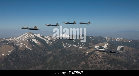 Sechs f-22 Raptor fliegen in Formation während einer Trainingsmission von der Holloman Air Force Base in New Mexico. Stockfoto