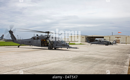 HH - 60G Pave Hawk Hubschrauber auf der Kadena Air Base, Okinawa, Japan. Stockfoto