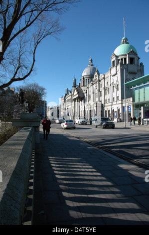 Seine Majestät Theater Aberdeen Scotland mit Statue von William Wallace in der Hintergrund Schatten Autos Straße Brücke Stockfoto