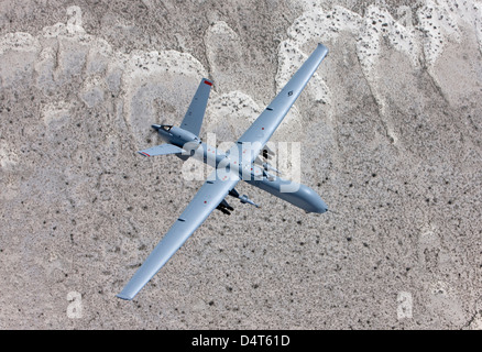 Ein MQ-9 Reaper fliegt eine Ausbildungsmission über das White Sands National Monument im Süden New Mexikos. Stockfoto