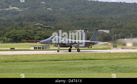 Eine f-15 zieht auf einer Trainingsmission auf der Kadena Air Base, Okinawa, Japan. Stockfoto