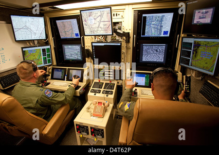 Betreiber kontrollieren UAV von einer Bodenstation. Stockfoto