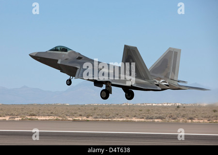 Eine f-22 Raptor von 49. Kämpfer-Flügel zieht auf einer Trainingsmission aus Holloman Air Force Base in New Mexico. Stockfoto