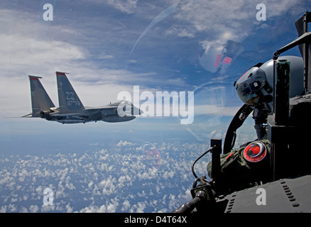 Ein f-15 Eagle-Pilot aus der 67. Jagdstaffel Kadena Air Base, Okinawa, Japan, fliegen in Formation mit seinem Flügelmann. Stockfoto