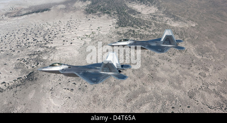 Zwei f-22 Raptor von der 49. fliegt Fighter Wing in Bildung auf einer Trainingsmission aus Holloman Air Force Base in New Mexico. Stockfoto