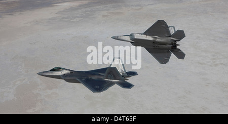 Zwei f-22 Raptor von der 49th Fighter Wing Manöver während auf einer Trainingsmission aus Holloman Air Force Base in New Mexico. Stockfoto