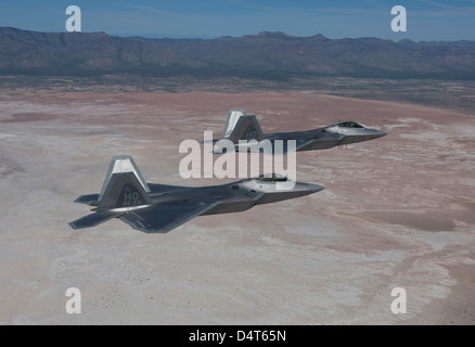 Zwei f-22 Raptor von der 49. fliegt Fighter Wing in Bildung auf einer Trainingsmission aus Holloman Air Force Base in New Mexico. Stockfoto