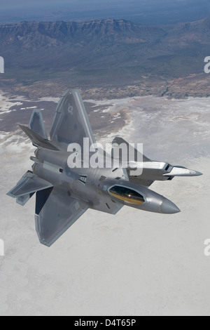 Zwei f-22 Raptor von der 49th Fighter Wing Manöver während auf einer Trainingsmission aus Holloman Air Force Base in New Mexico. Stockfoto