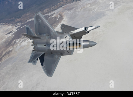 Zwei f-22 Raptor von der 49th Fighter Wing Manöver während auf einer Trainingsmission aus Holloman Air Force Base in New Mexico. Stockfoto