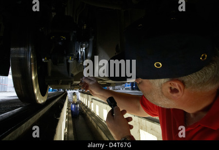 Berlin, Deutschland, Kontrolle über die Radsätze der Berliner S-Bahn Stockfoto