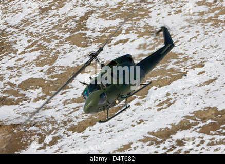 Ein UH-1N Twin Huey aus der 512th RQS fliegt eine Ausbildungsmission in der Nähe von Kirtland Air Force Base in New Mexico. Stockfoto