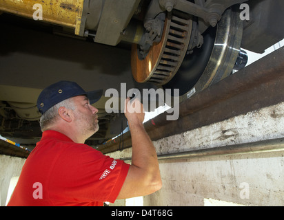 Berlin, Deutschland, Kontrolle über die Radsätze der Berliner S-Bahn Stockfoto