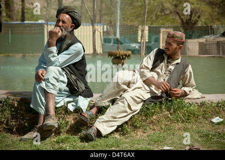 Afghanische Polizei Kandidaten warten, afghanische Nationalpolizei und Afghan National Army Special Forces während einer ALP Validierungsprozess 16. März 2013 in der Provinz Helmand, Afghanistan zu treffen. Stockfoto