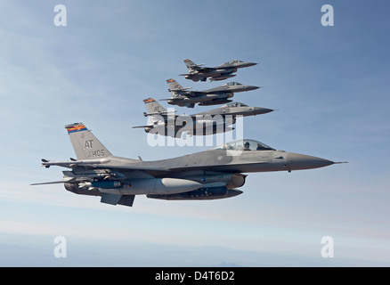 Vier f 16 fliegen in Formation über Arizona Stockfoto