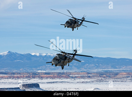 Zwei HH - 60G Pave Hawk fliegen in Formation über New Mexiko Stockfoto