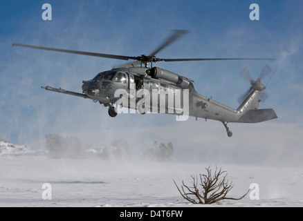 Ein HH - 60G Pave Hawk fliegt ist niedrig über einer Landezone in New Mexico. Stockfoto