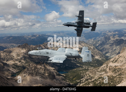 Zwei a-10 Thunderbolt aus der 124. 190. Fighter Squadron Fighter Wing fliegen über den Sawtooth Mountains in Zentral-Idaho. Stockfoto