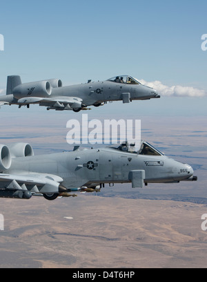 Zwei a-10 Thunderbolt überfliegen die Saylor Creek Bombardierung Bereich, Idaho. Stockfoto