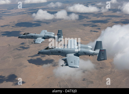 Zwei a-10 Thunderbolt überfliegen die Saylor Creek Bombardierung Bereich, Idaho. Stockfoto