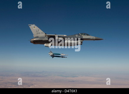 Eine f-16 Fighting Falcon veröffentlicht zwei GBU-12 lasergesteuerte Bomben. Stockfoto