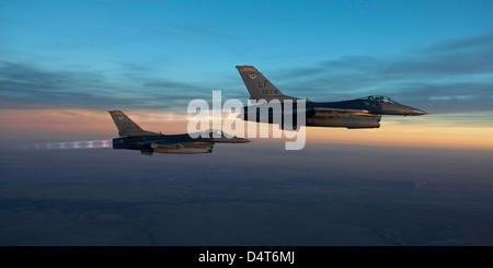 Zwei f 16 von Luke Air Force Base, Arizona, fliegen in Formation über Arizona vor Sonnenuntergang. Stockfoto