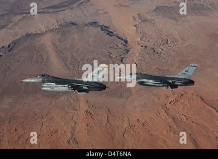 Ein paar f 16 aus der 162. Kämpfer-Flügel fliegen in Formation während einer Trainingsmission aus Tucson, Arizona. Stockfoto