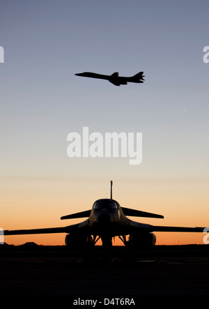 Ein B-1 b Lancer startet bei Sonnenuntergang vom Dyess Air Force Base in Texas. Stockfoto