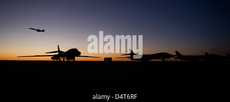 Ein B-1 b Lancer startet bei Sonnenuntergang vom Dyess Air Force Base in Texas. Stockfoto