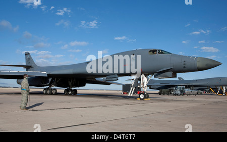 Die Besatzung der B-1 b Lancer von Dyess Air Force Base, Texas, durchläuft Vorflugkontrollen vor einer Trainingsmission. Stockfoto