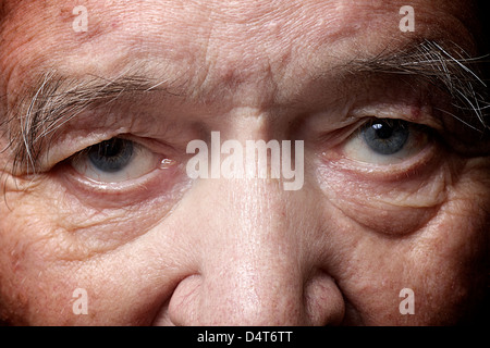 alte Mann Gesicht Teil Closeup Augen schaut in die Kamera Stockfoto