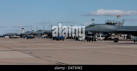 Eine lange Reihe von 7th Bomb Wing B-1 b Lancer auf der Rampe Dyess Air Force Base, Texas. Stockfoto