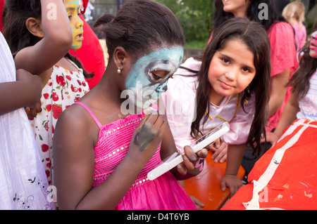 Freiburg, Deutschland, Kinder tragen Make-up auf dem Festival in Freiburg Südwind Stockfoto