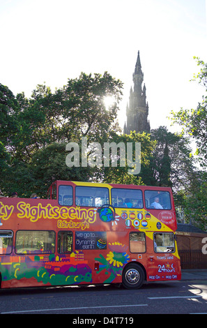 City-Tour-Bus von Waverley Station mit Spitze Scott Monument nach hinten geparkt Stockfoto