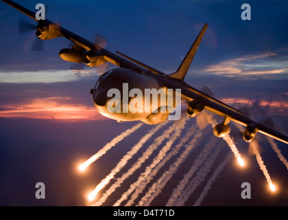 Ein c-130 Hercules aus der Missouri Air National Guard löst Fackeln während einer Trainingsmission über Kansas. Stockfoto